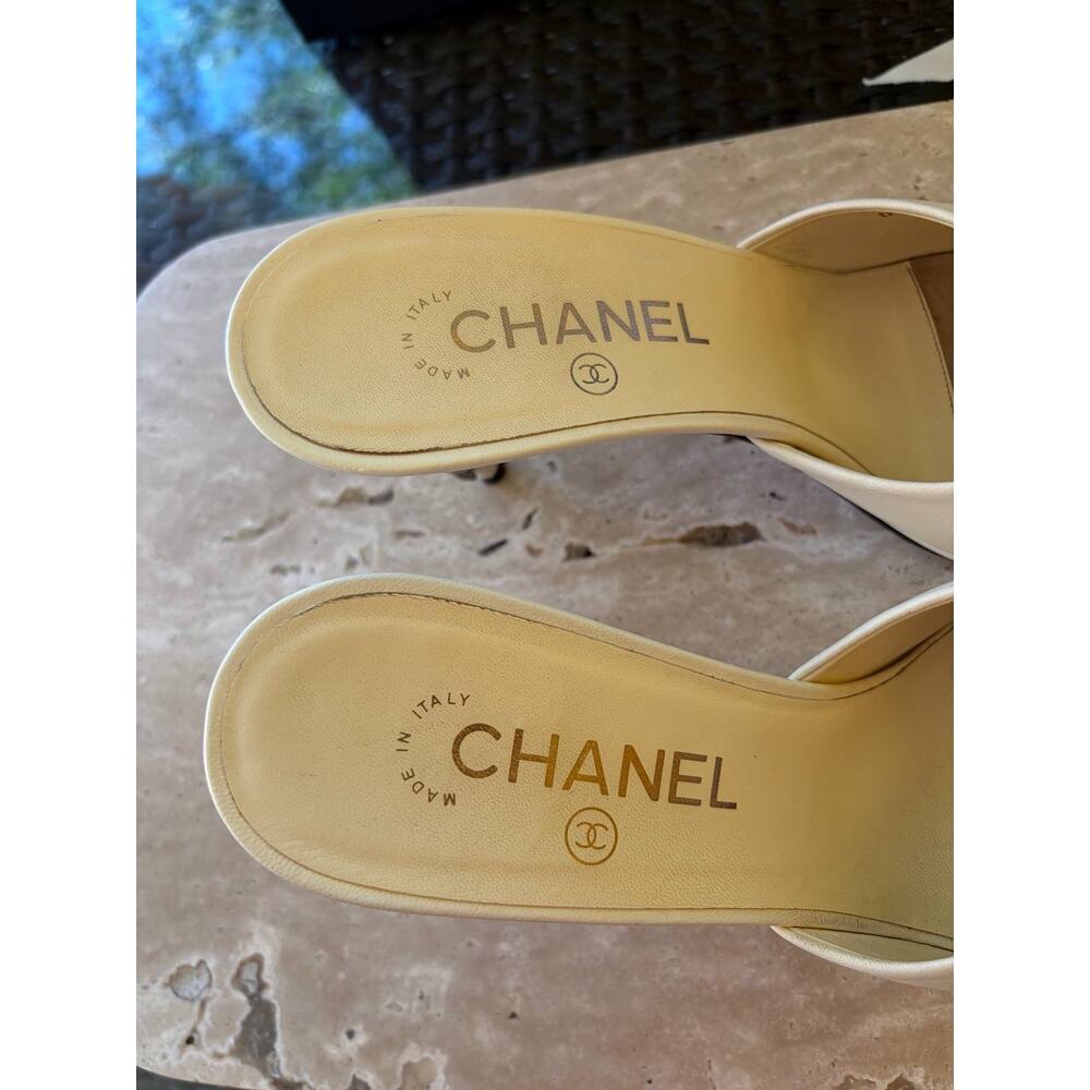 Chanel 2016 Cream Serpent Pearl Mules Sz.38.5 - Picture 7 of 12
